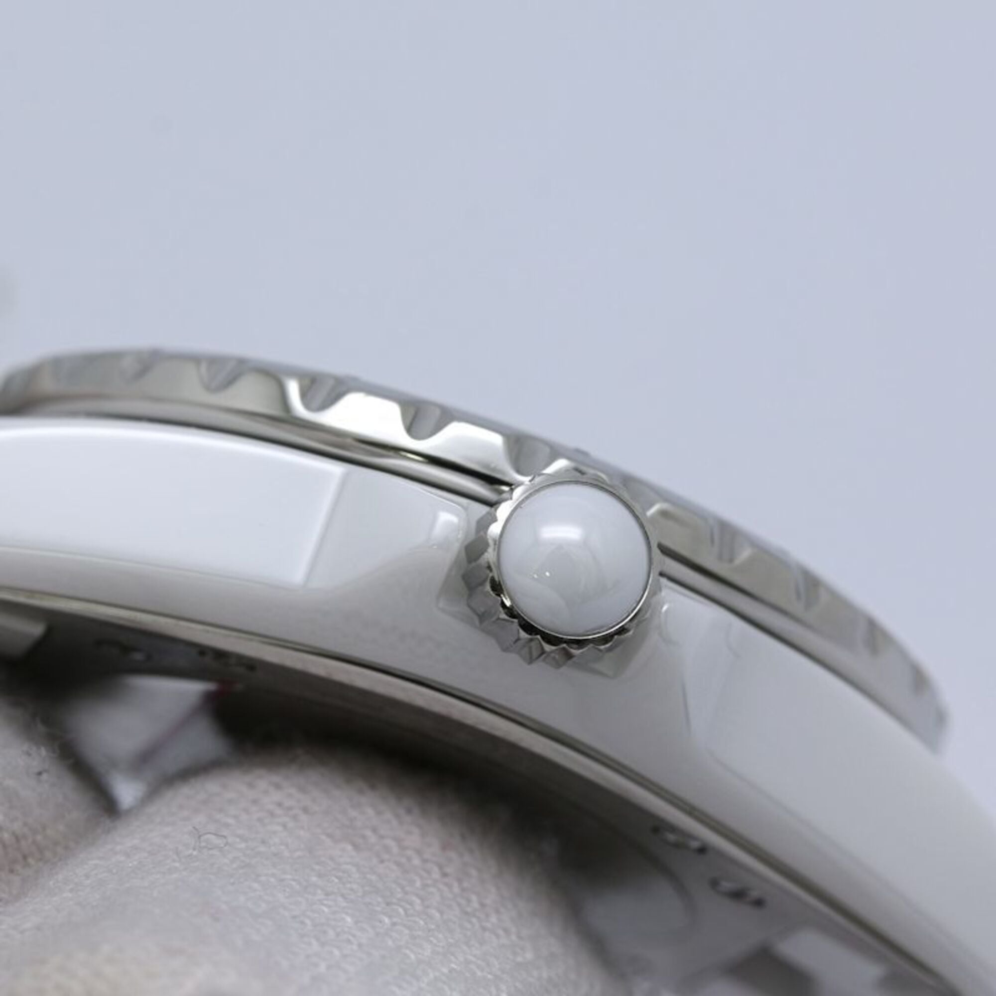 Chanel J12 H2422 White Dial Ceramic, Stainless steel 33mm Watch