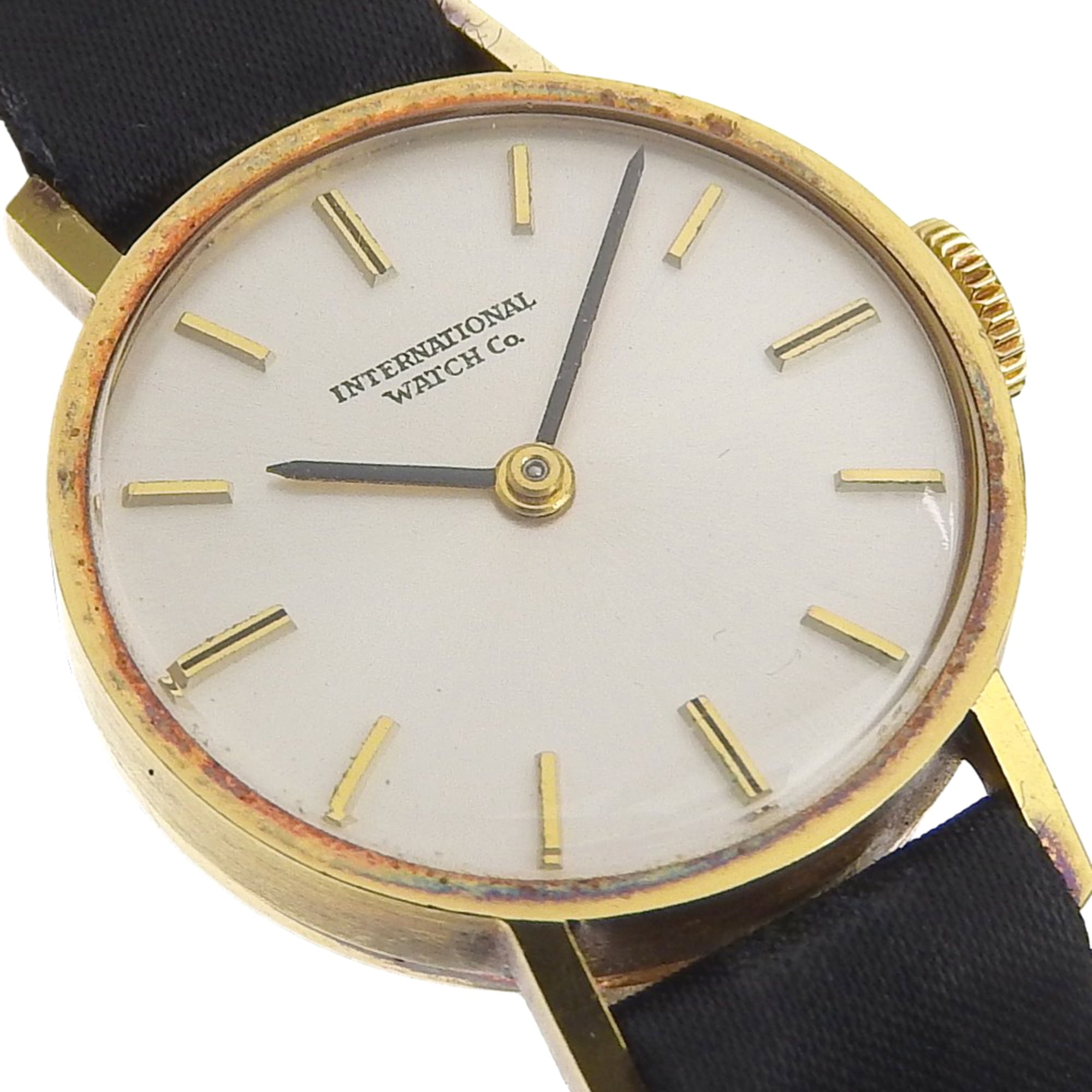 International Watch Company (IWC) vintage horloge, kaliber 41, 18-karaats geelgoud met leren band, handopwinding, analoge wijzerplaat, zilveren wijzerplaat, damesmodel.