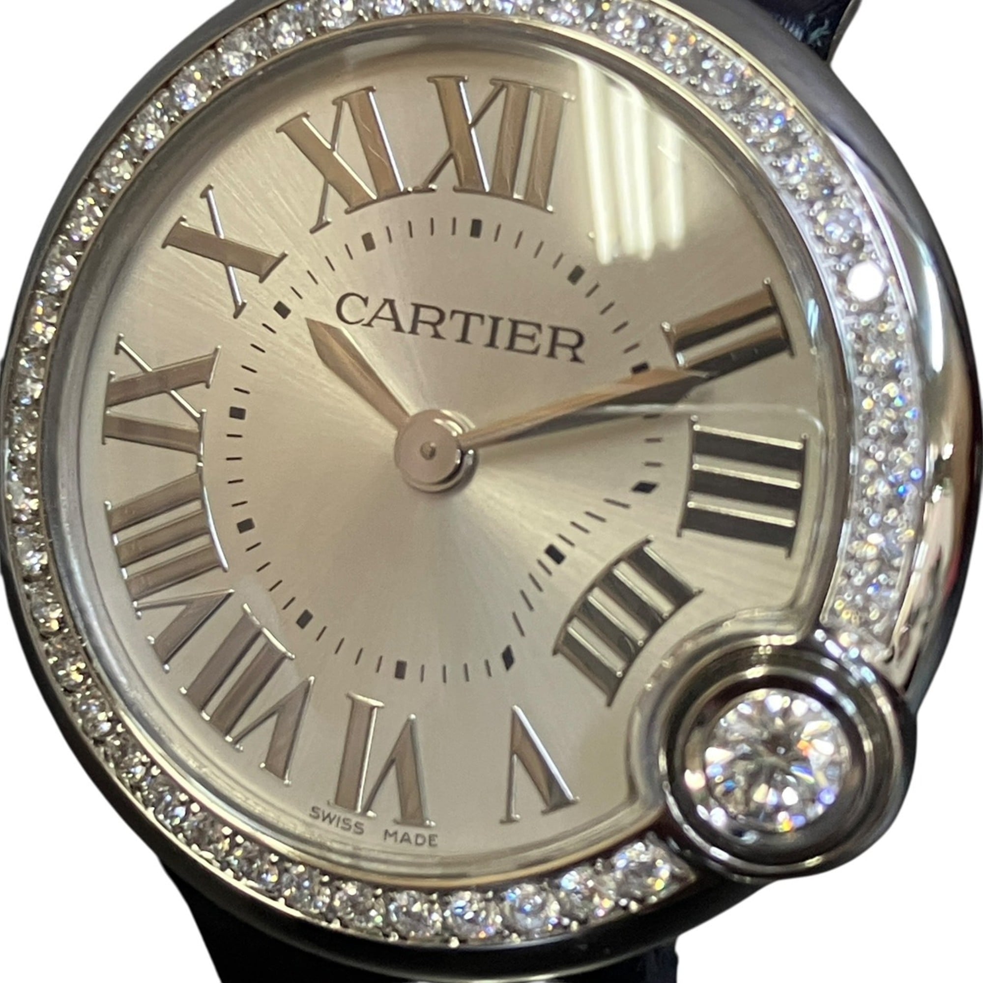Cartier Ballon Bleu de Uhr, Gesamtgewicht 27,7 g, Edelstahl, Armband aus echtem Leder, Diamanten, Uhrwerk, Silber Zifferblatt, W4BL0002