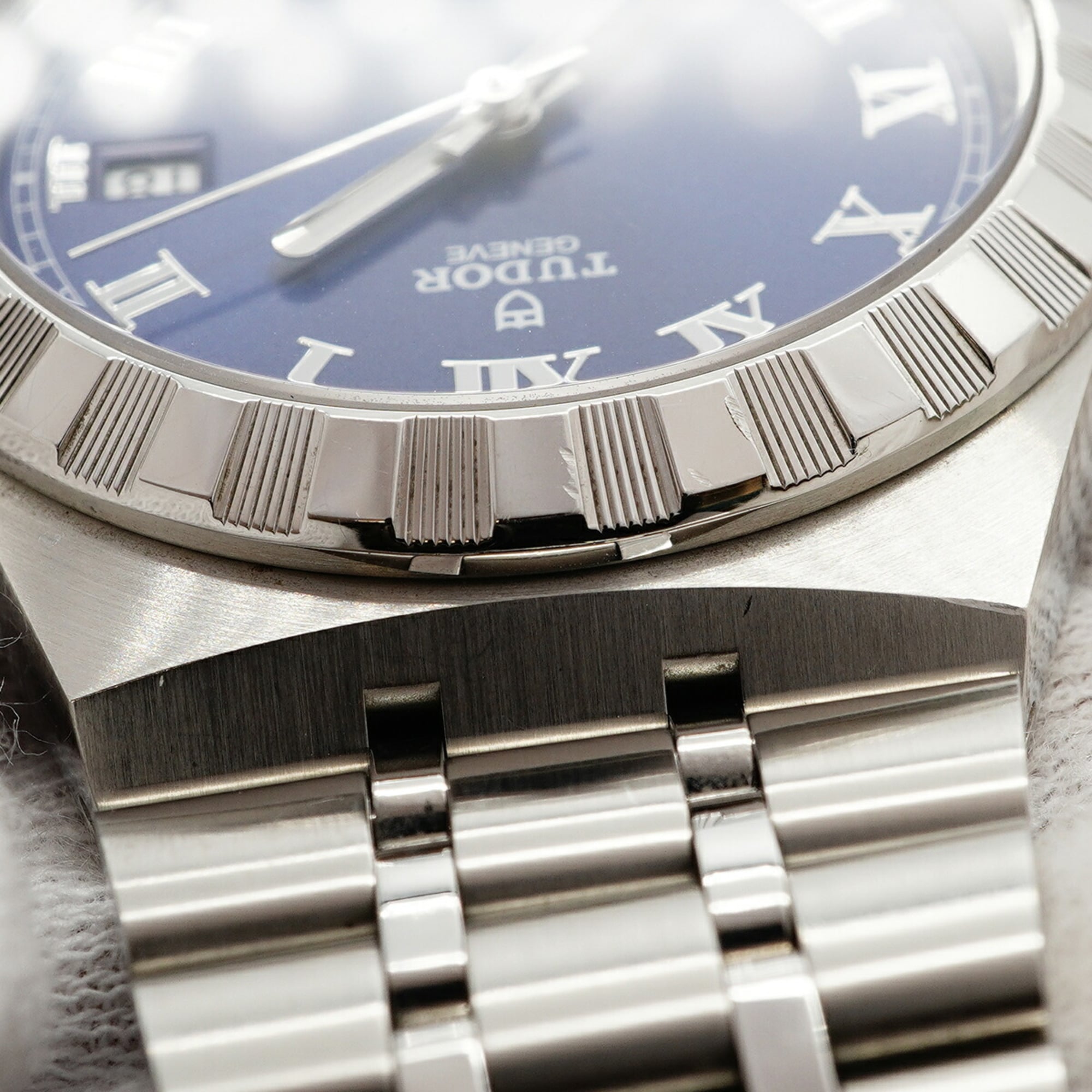 Tudor Royal 28500 Herrenuhr marineblauem Zifferblatt