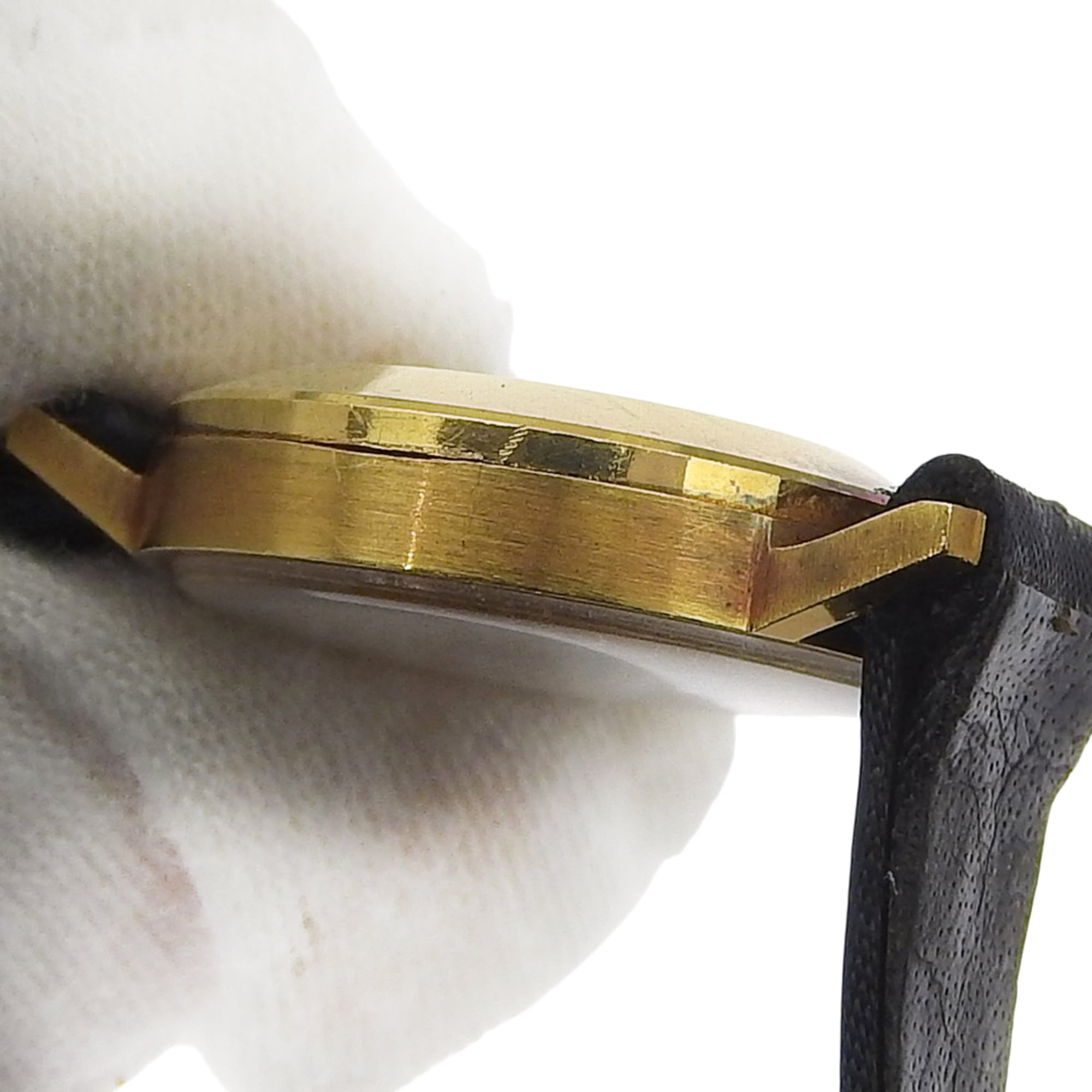 International Watch Company (IWC) vintage horloge, kaliber 41, 18-karaats geelgoud met leren band, handopwinding, analoge wijzerplaat, zilveren wijzerplaat, damesmodel.