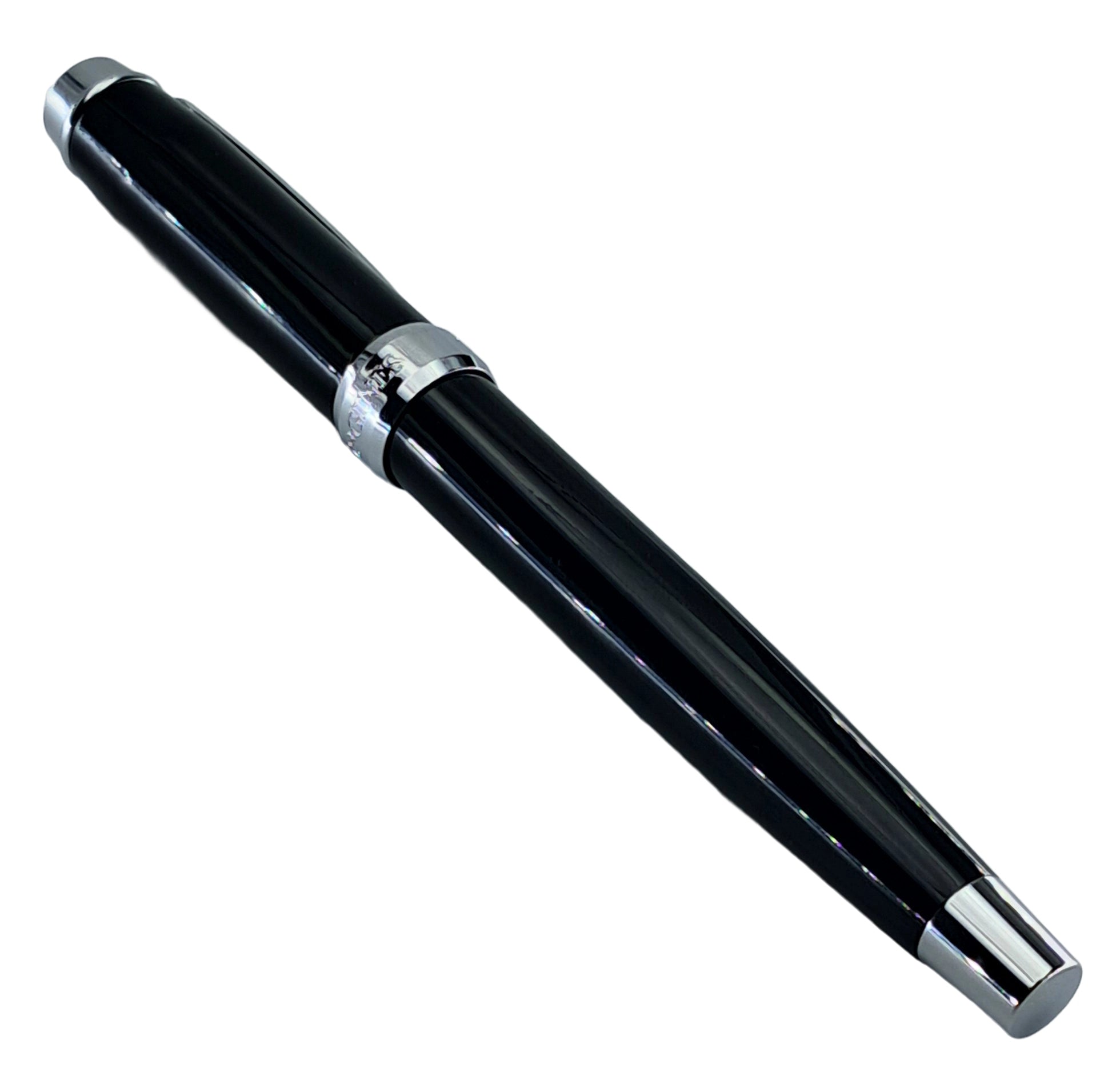 Eleganter Schwarz Füllfederhalter mit passendem Stifthalter.