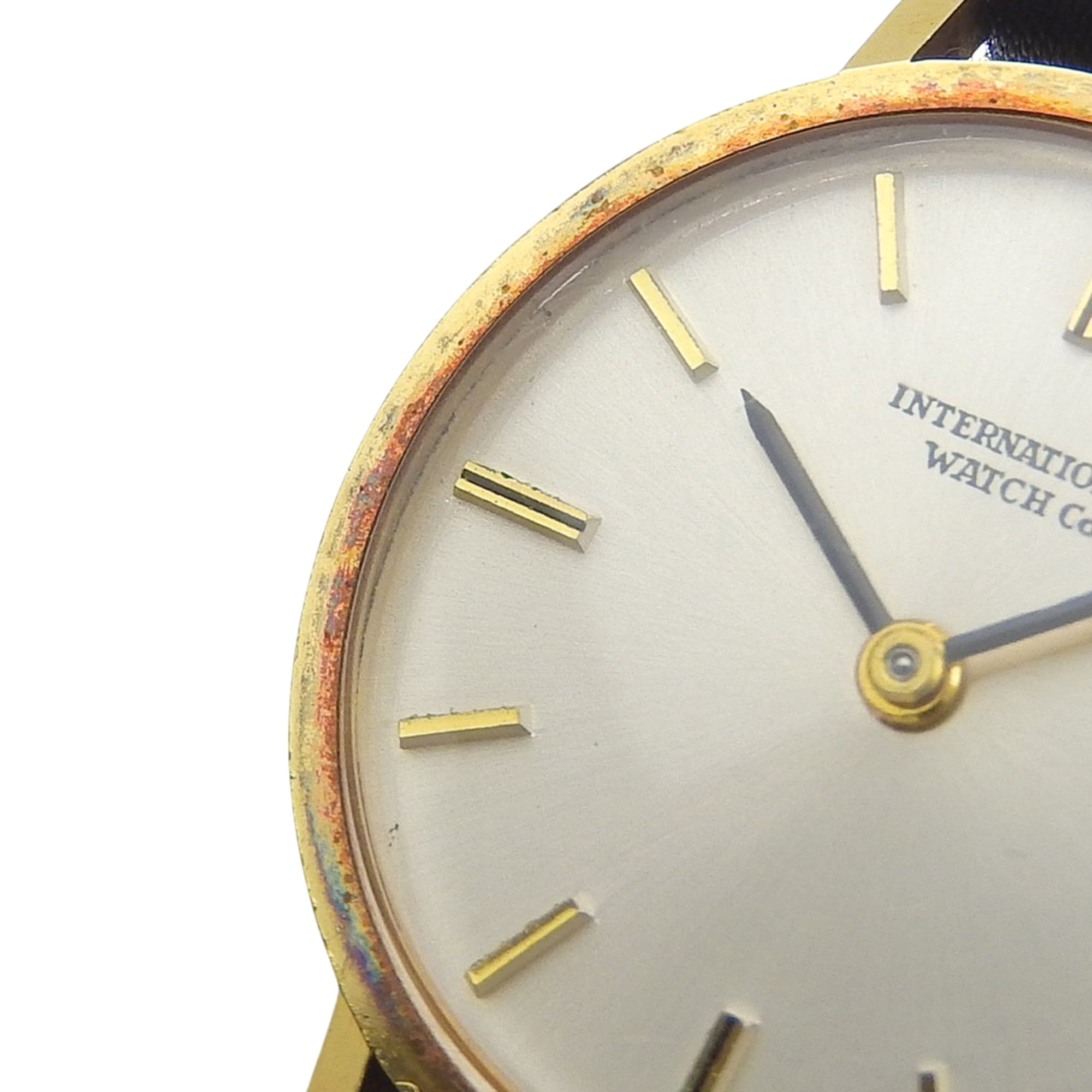 International Watch Company (IWC) vintage horloge, kaliber 41, 18-karaats geelgoud met leren band, handopwinding, analoge wijzerplaat, zilveren wijzerplaat, damesmodel.