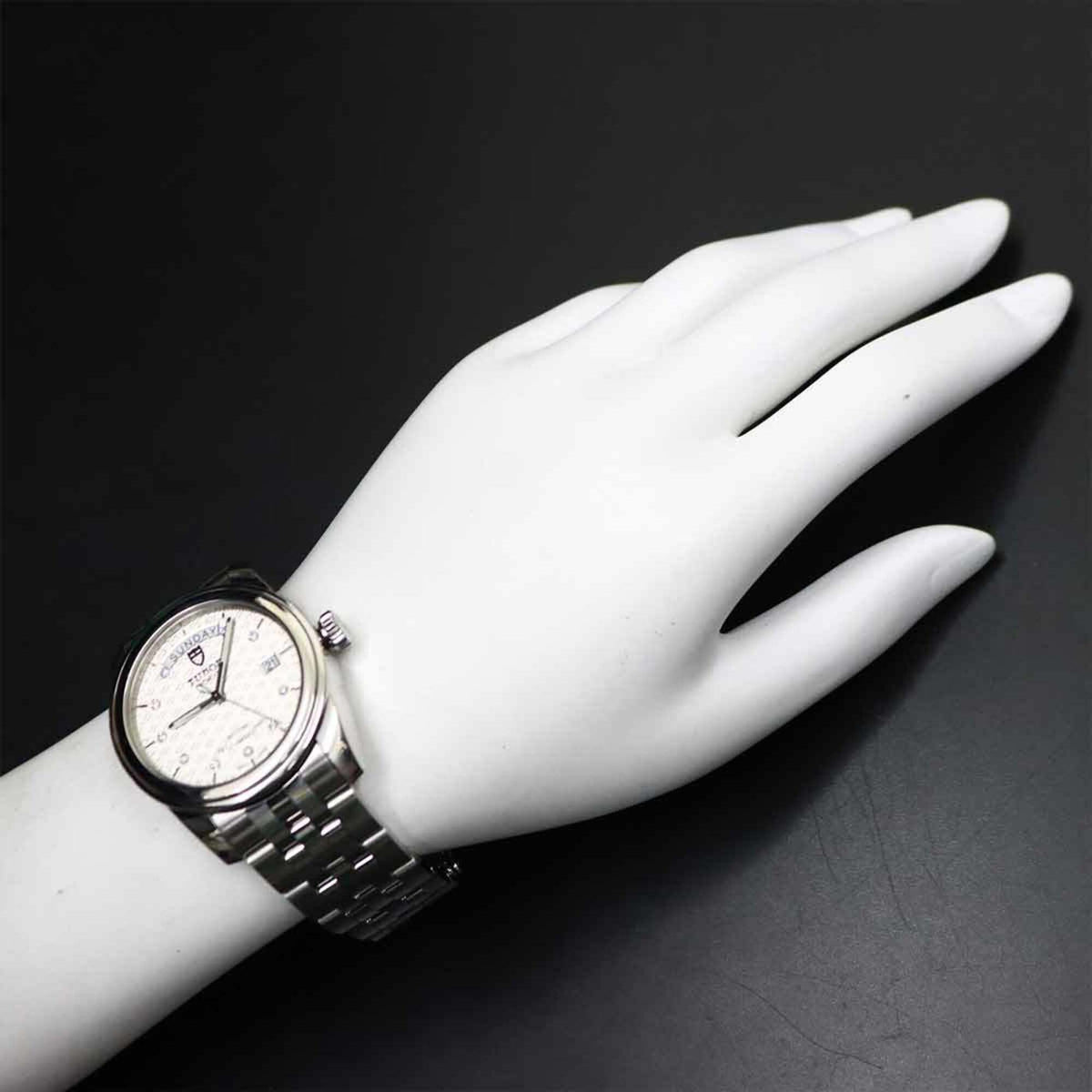 Montre Tudor Glamour Date - Day 56000, cadran argenté 39mm