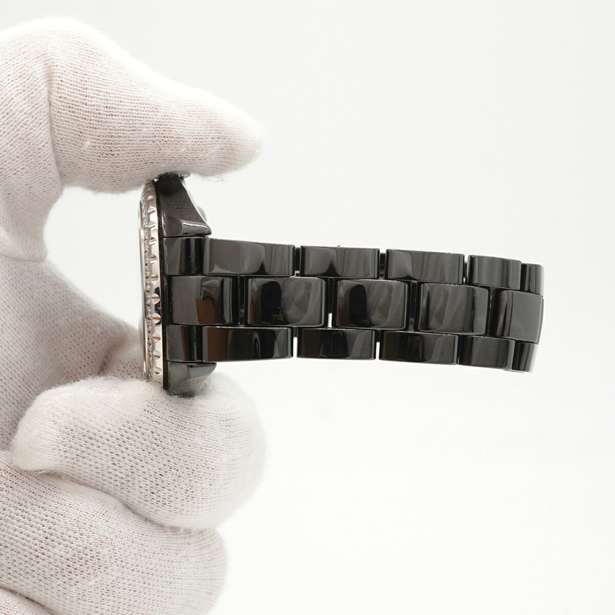Montre Chanel J12 Calibre 12.1, lunette sertie de diamants, référence H6526 Noir, cadran 39mm