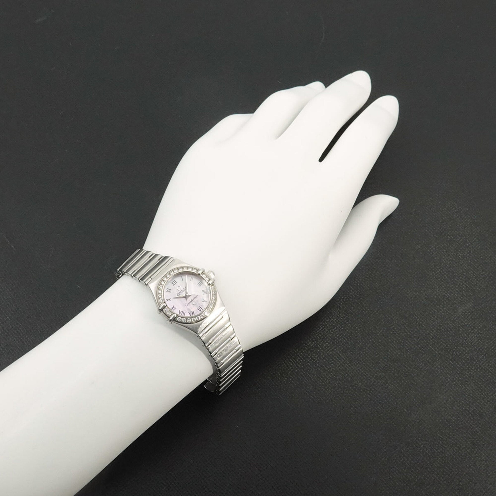 Montre Pour Femmes Omega Constellation 1476 83 à lunette sertie de diamants, cadran Rose Quartz