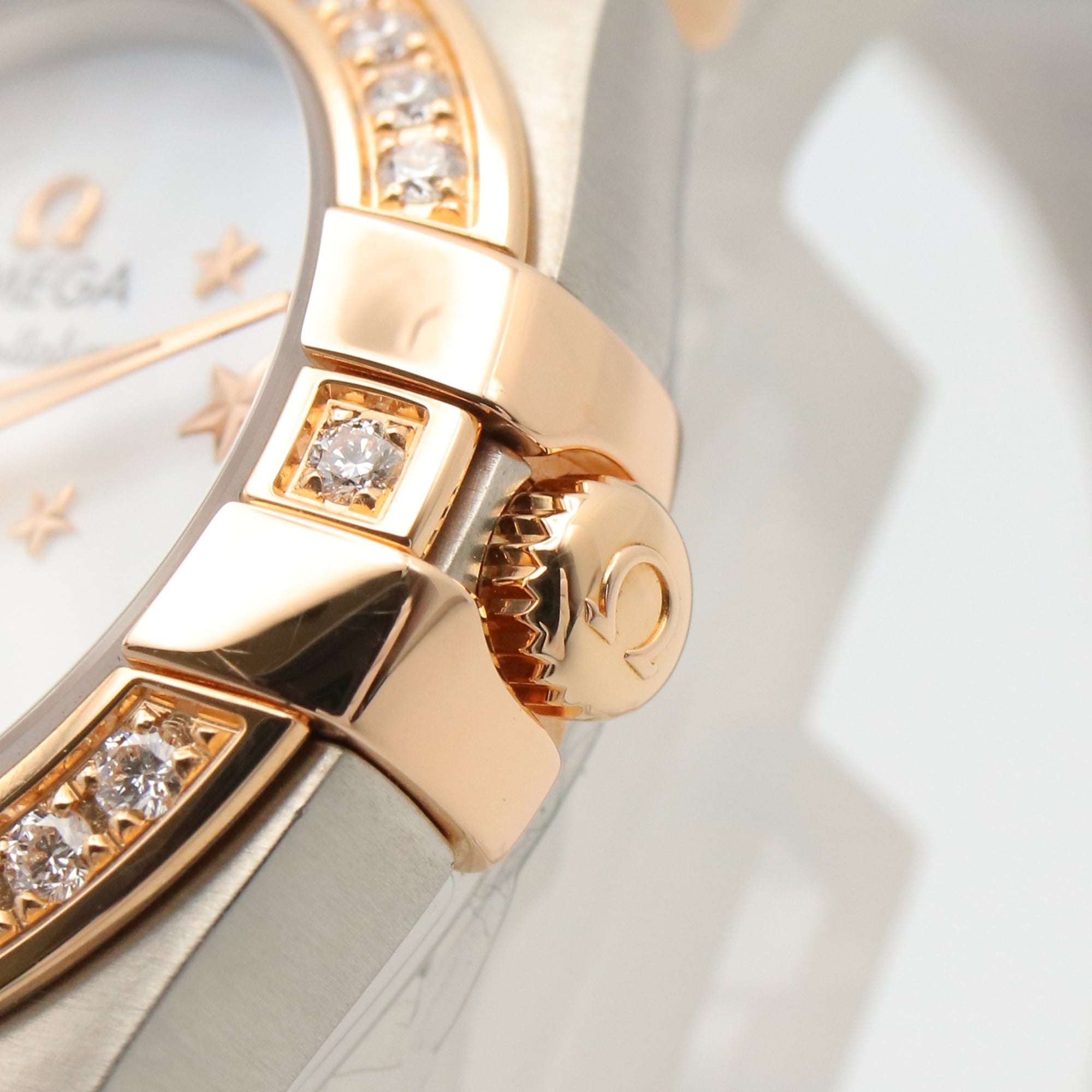 Omega Constellation Star Uhr mit blauer Diamantlünette, 18 Karat Roségold (PG) und Edelstahl, Diamanten, Damenuhr, Weiß/Weiß Perlmutt, 123.25.24.60.05.002