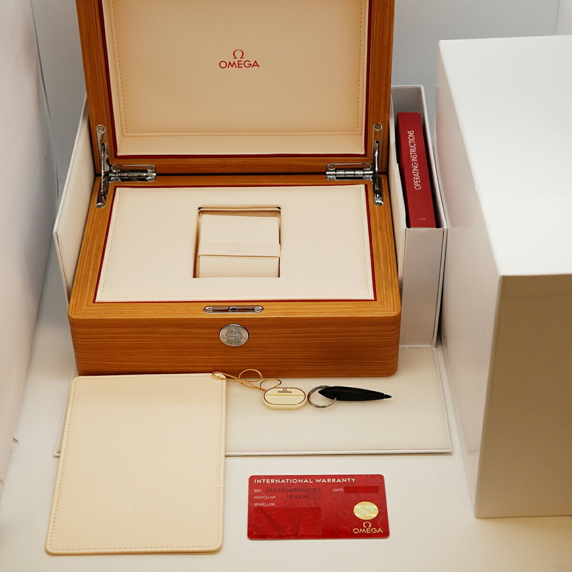 Omega Speedmaster 326.32.40.50.01.001 Herrenuhr Schwarz Zifferblatt