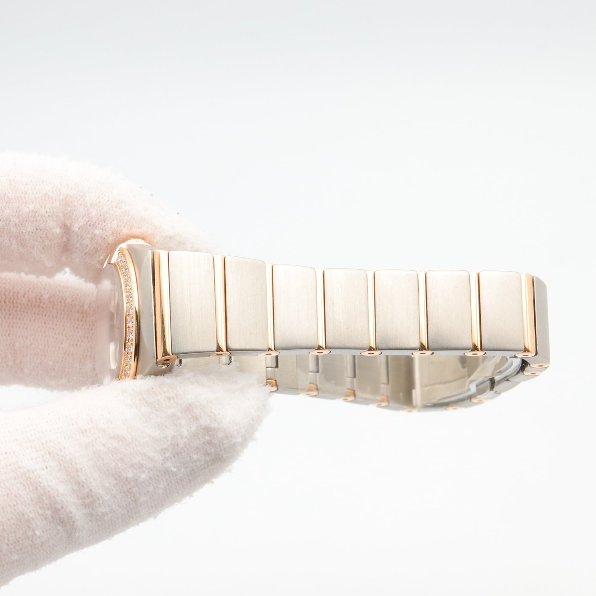 Omega Constellation Star Uhr mit blauer Diamantlünette, 18 Karat Roségold (PG) und Edelstahl, Diamanten, Damenuhr, Weiß/Weiß Perlmutt, 123.25.24.60.05.002