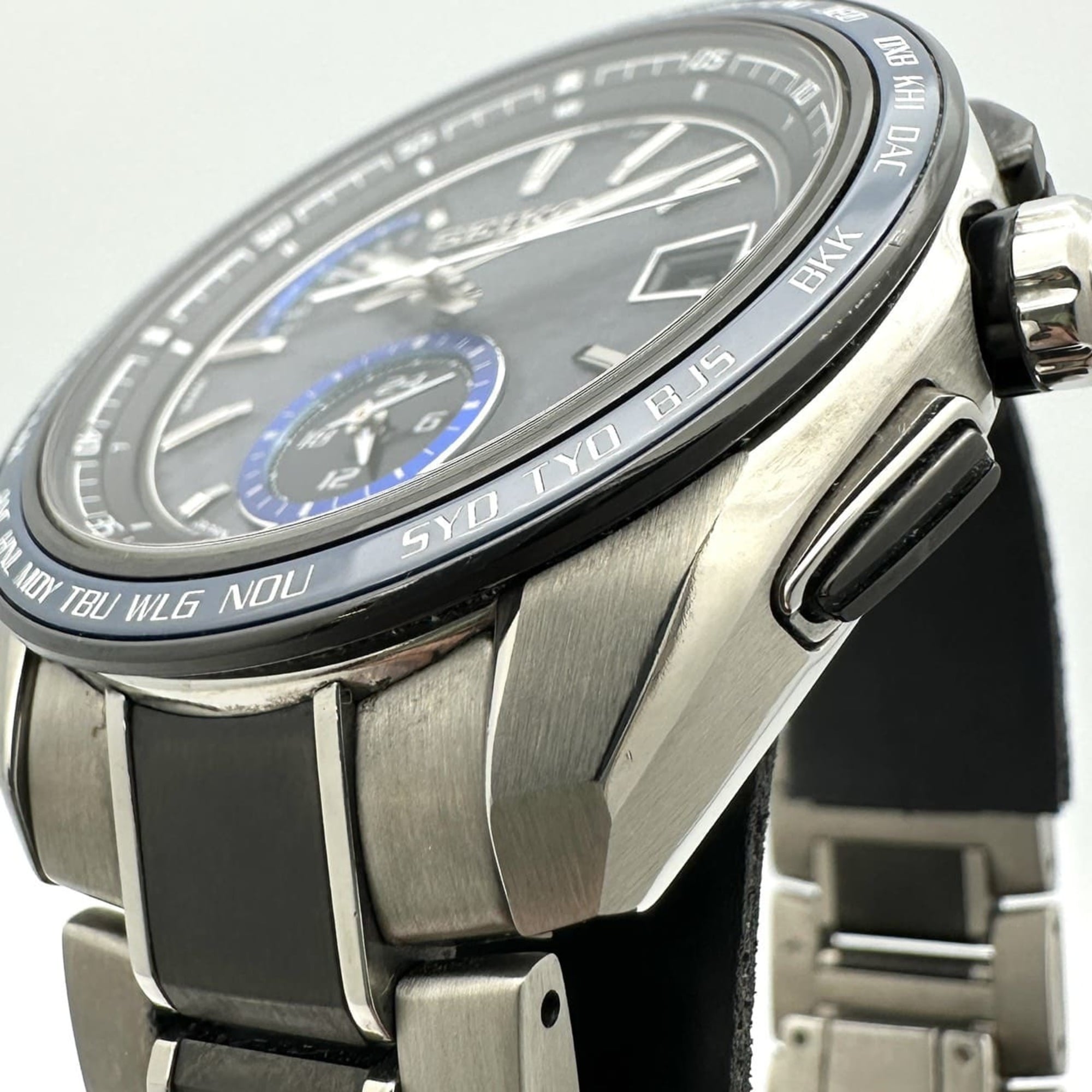 Montre Pour Hommes Seiko Brightz SAGA261/8B63-0AN0, jour Date, à énergie solaire et radiocommandée, en titane, Noir et Bleu