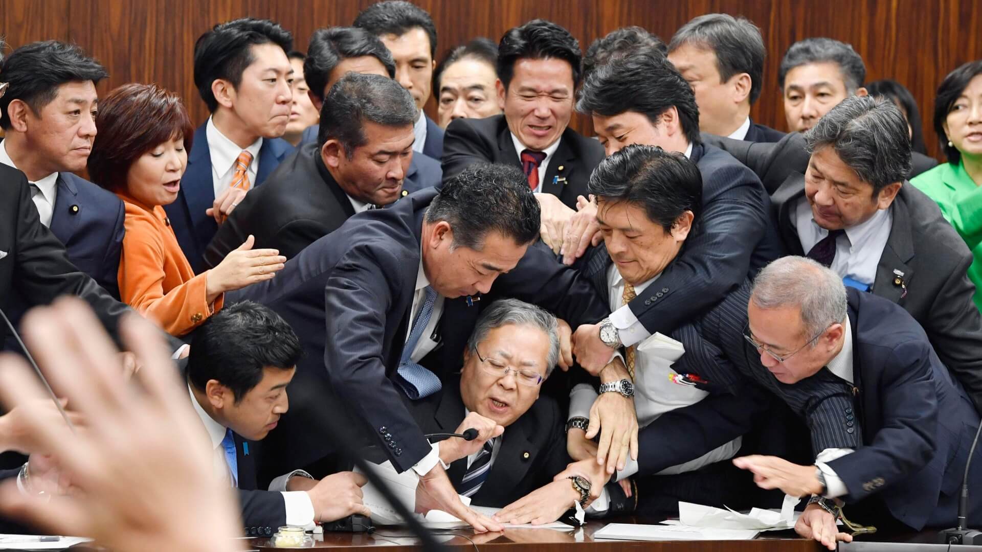 Watch Spotting : scènes de chaos au parlement japonais